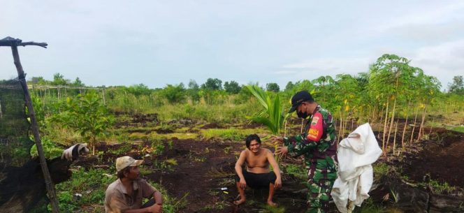 
					Babinsa Ratu Sima, Sertu Abu Kasim saat berpatroli dan menyempatkan diri untuk berbincang dengan warga.