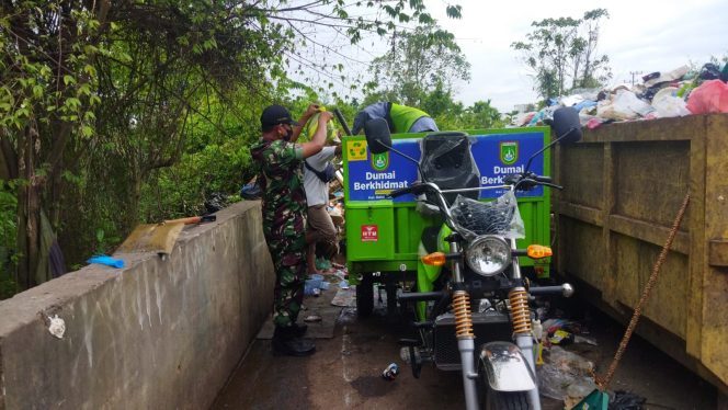 
					Babinsa Ratu Sima saat giat Goro bersama warga. (foto: istimewa)