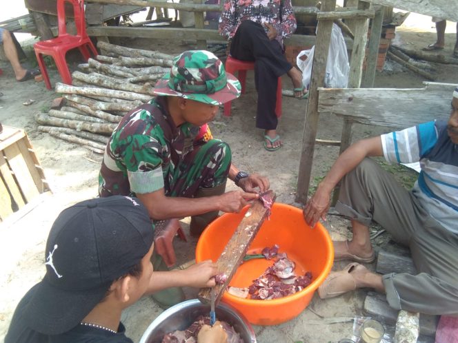 
					Babinsa Gurun Panjang, Serda Sugianto saat bersama warga dalam salah satu acara kemasyarakatan. (foto: istimewa)