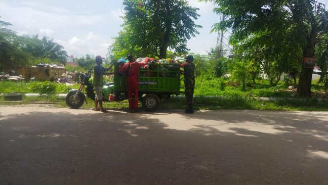 
					Babinsa Ratu Sima giat Goro di Jalan Meranti