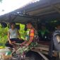 Babinsa Ratu Sima saat berdiskusi dengan salah seorang warga di wilayah binaannya.