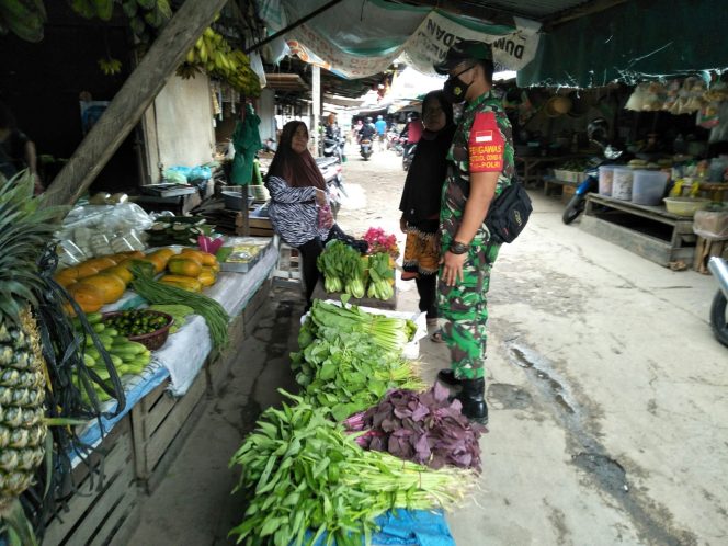 
					Atasi Penyebaran Covid-19, Babinsa Rimba Sekampung Lakukan Komsos dengan Warga