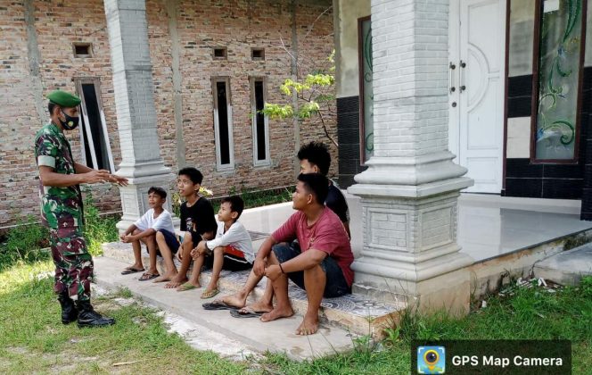 
					Serda Nono Supriadi ketika sosialisasi pencegahan covid-19 di salah satu rumah warga.