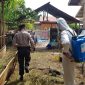 Babinsa Koramil 01 Dumai Dampingi Penyemprotan Disinfektan pada Hewan Ternak