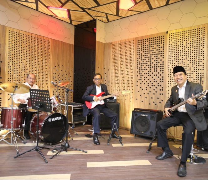 
					Mahfud MD saat bermain musik. (Foto: akun Twitter Mahfud MD)