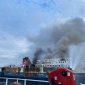 Kapal Patroli Bakamla RI Evakuasi Kapal Terbakar di Selat Bali