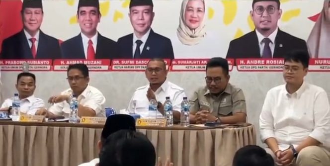 
					Andre Rosiade bersama pengurus lainnya. (Foto: Twitter Andre Rosiade)