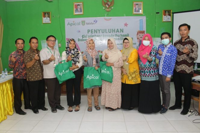 
					Para peserta dan sejumlah pejabat yang hadir serta tim Apical foto bersama usai kegiatan. (Foto: dok Apical)