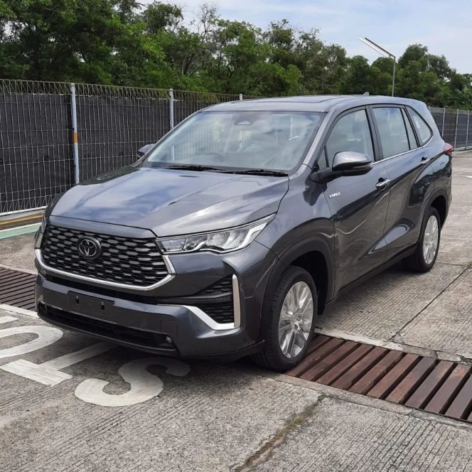 
					Penampakan Innova Zenix keluaran terbaru dari Toyota