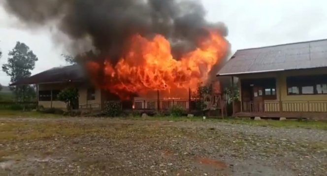 
					Sebuah gedung SMKN 1 oksibil di Kabupaten Pegunungan Bintang, Papua diduga dibakar TPNPB-OPM. (foto: tangkapan layar video twitter/@QaillaAsyiqah)