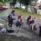 Video Diduga Gerombolan Pemuda Bersajam Serang dan Rusak Motor Warga Viral