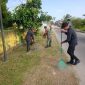 Serma Sukardi dari Koramil 01 Goro Bersihkan Jalan