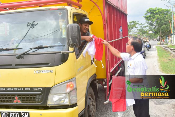 
					Pemkab Bengkalis Bagikan Bendera Merah Putih ke Pengguna Jalan Raya
