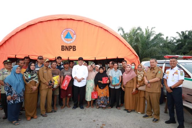
					Bupati Alfedri Temui Warga Korban Banjir dan Serahkan Bantuan.