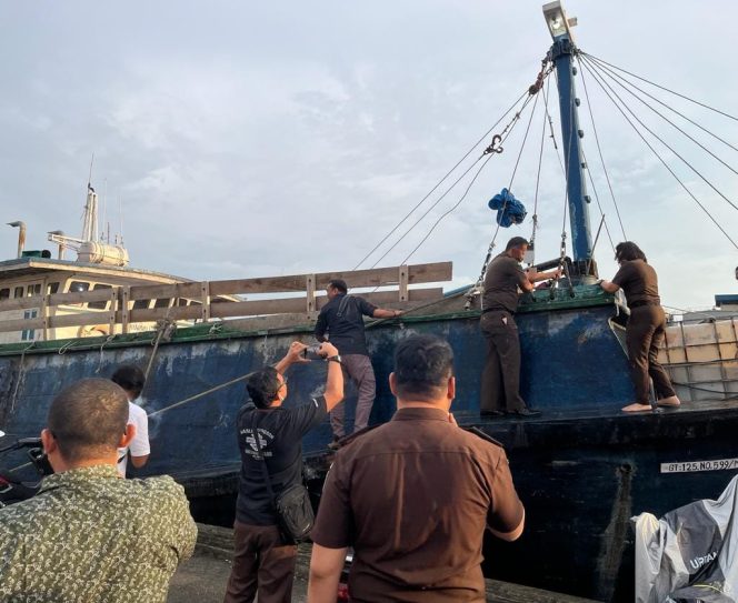 
					DJBC Riau Serahkan Tersangka dan Barang Bukti Penangkapan Kapal Rajawali GT 125