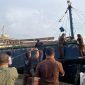 DJBC Riau Serahkan Tersangka dan Barang Bukti Penangkapan Kapal Rajawali GT 125