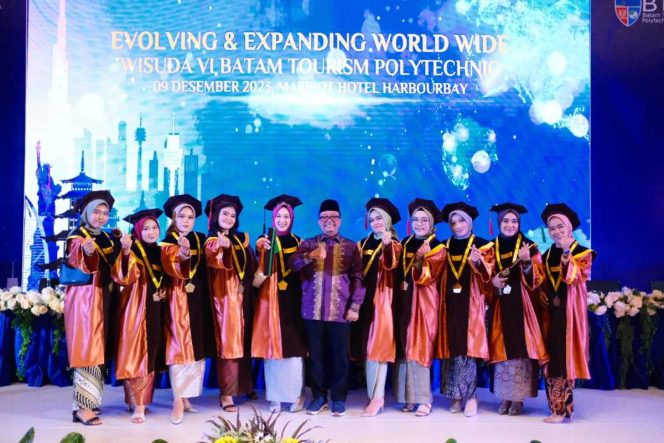
					Sekda Arfan Bangga Wisuda Vl Batam Tourism Polytechnic 2 Anak Siak Dapat Nilai Terbaik