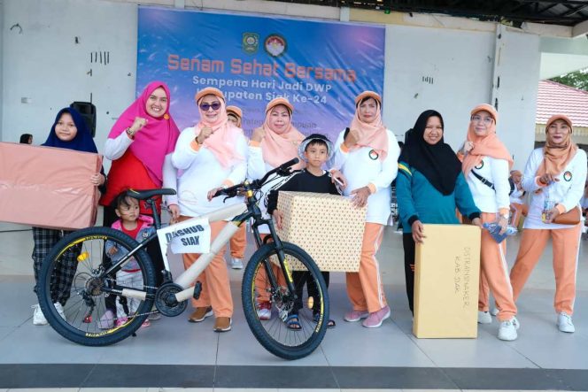 
					DWP Siak Senam Bersama dan Pembagian Doorprize Bersama Masyarakat yang Olahraga Minggu pagi