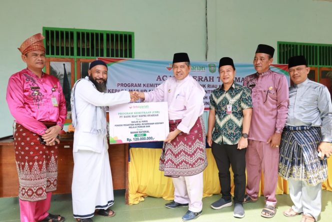 
					Tingkatkan Fasilitas Rumah Ibadah dan Ponpes, Alfedri Serahkan Bantuan Dari CSR BRK Syariah