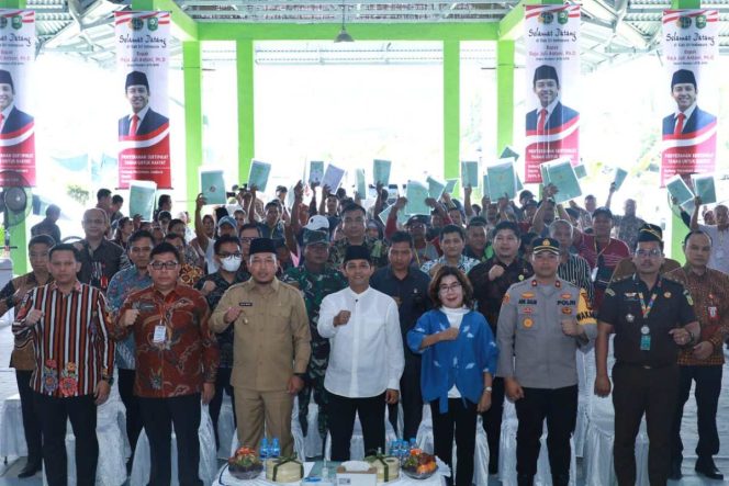 
					Wakil Menteri ATR/BPN Serahkan Sertifikat PTSL Kepada Warga Kandis, Wabup Husni ucapkan Terimakasih.