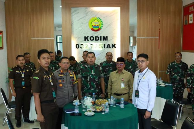 
					Sekda Siak Arfan Usman Bersama Dandim 0322/Siak Ikuti Vicon Komsos TNI AD Bersama Aparat Pemerintah
