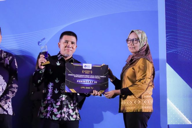 
					Kementerian Kominfo Beri Pengahargaan Kepada LPPL Siak Televisi Kategori Terbaik AMC 2024