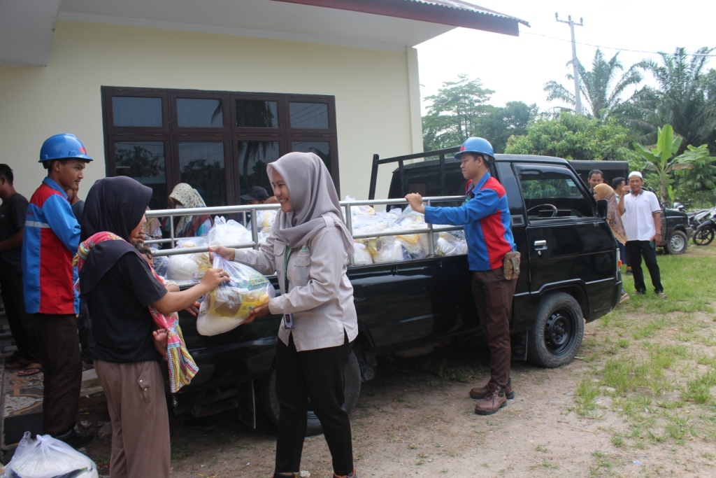 Bentuk Kepedulian Apical Dumai, Serahkan Ribuan Paket Sembako untuk Masyarakat Sekitar