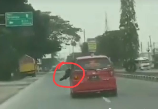 
					Penampakan kaki seorang petugas yang dibawa kabur oleh pengendara mobil berplat K.