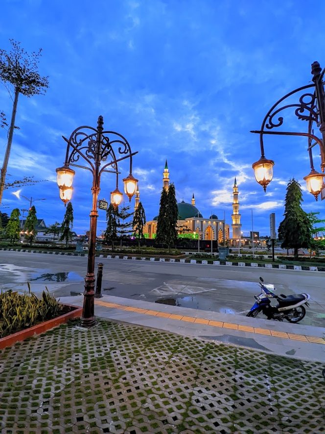 
					Dumai Islamic Center yang kini menjadi salah satu ikon Kota Dumai.