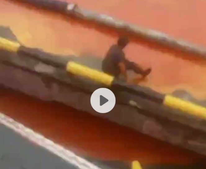 
					Screenshot dari video yang diduga Minyak CPO milik PT Meridan Sejati Surya Plantation Dumai tumpah ke laut Dumai