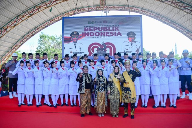 
					Berbusana Adat Melayu, Wako Pasal Pimpin Upacara HUT RI ke-80