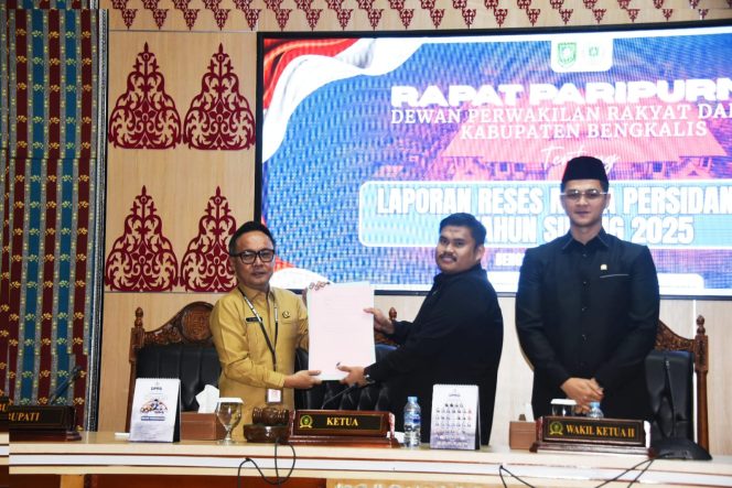 
					Mewakili Bupati, Sekda Bengkalis Terima Laporan Reses Masa Sidang I Anggota DPRD dan Pembentukan Pansus Pokir