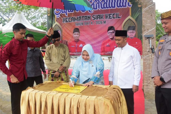 
					Safari Ramadhan di Siak Kecil, Bupati Kasmarni Tandatangani Prasasti Ruang Terbuka