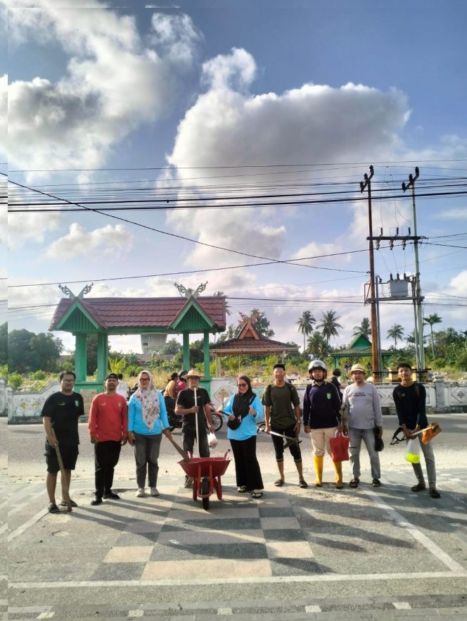 
					Sambut Ramadhan, IPEKATIM dan Kartar Kelurahan Kota Gotong Royong Makam Taman Kota Layu