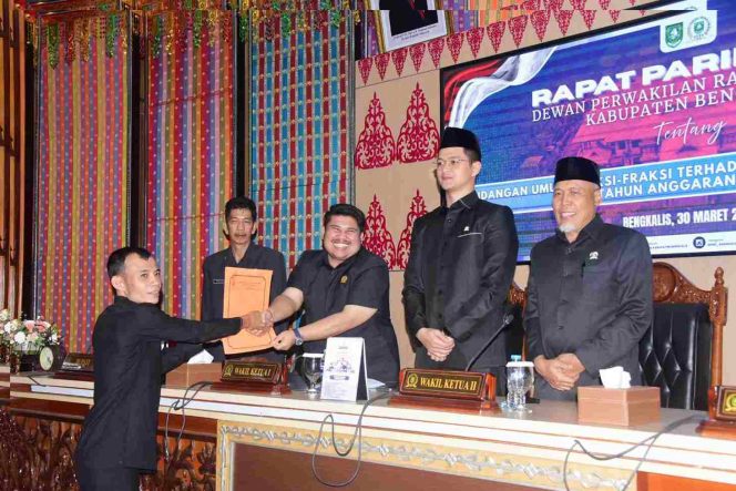 
					Bupati Bengkalis Ikuti Rapat Paripurna, Pandangan Umum Fraksi DPRD Terhadap LKPJ Bupati 2025