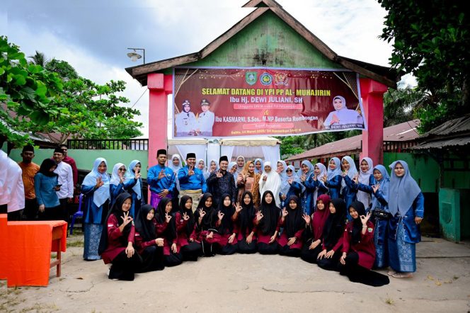
					Bupati Bengkalis Dampingi Anggota DPR RI Dewi Juliani Serahkan Bantuan Sembako dan Pompanisasi di Kecamatan Pinggir