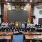 Aliansi Guru SDN Non ASN Bersertifikasi saat foto bersama dengan Anggota Komis I DPRD Dumai