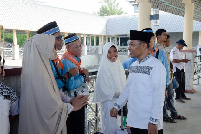 
					Wabup Bagus Santoso Resmi Lepas CJH Bengkalis, Doakan Jadi Haji Mabrur