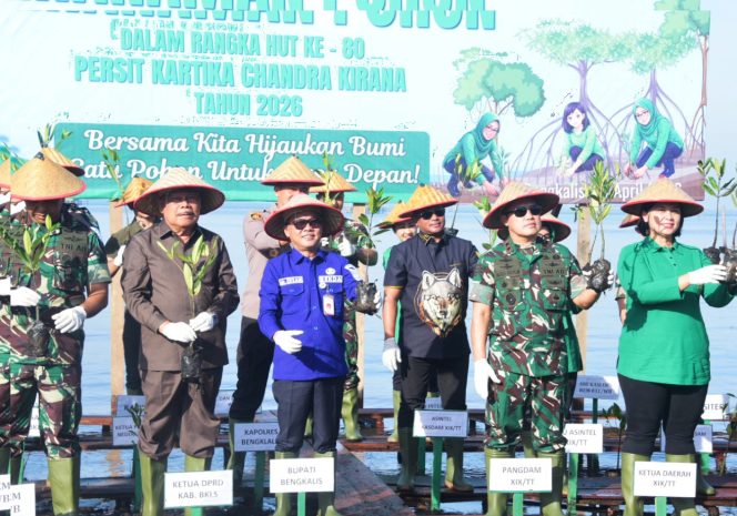 
					Sekda Bengkalis Dampingi Pangdam XIX/ Tuanku Tambusai, Lakukan Penanaman Mangrove di Desa Perapat Tunggal