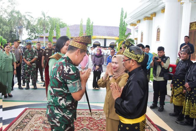 
					Bupati Kasmarni Sambut Kedatangan Pangdam XIX/Tuanku Tambusai ke Negeri Junjungan