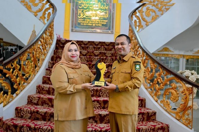 
					Wabup Bengkalis Serahkan Penghargaan Nasional kepada Bupati di Wisma Sri Mahkota