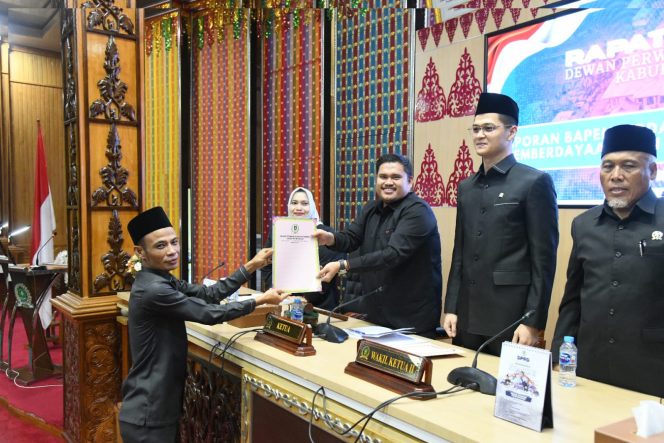 
					DPRD Tetapkan Ranperda menjadi Perda, Bupati Kasmarni Harapkan Usaha Mikro jadi Investasi Strategis Ekonomi Daerah