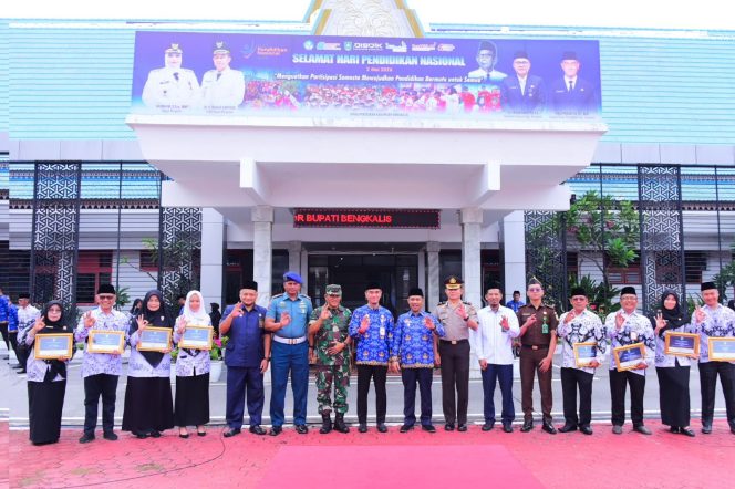 
					Pemkab Bengkalis Gelar Apel Hardiknas, Serahkan Penghargaan kepada Insan Pendidikan Berprestasi