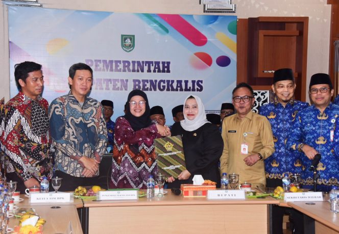 
					Gelar Exit Meeting LKPD 2025, Kasmarni Tegaskan Kepala PD Bengkalis Terus tingkat Kepatuhan dan Tertib Administrasi Pengelolaan Keuangan Daerah