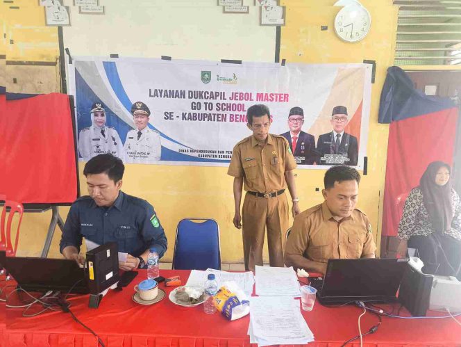 
					Jemput Bola ke Sekolah, Disdukcapil Bengkalis Rekam Data Kependudukan Puluhan Pelajar SMAN 5 Sungai Batang