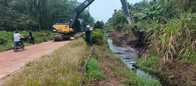 
					Apical Perkuat Infrastruktur Lingkungan melalui Normalisasi Saluran Parit di Lubuk Gaung