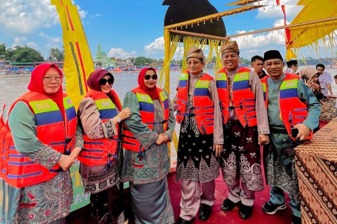 
					Memukau di Sungai Kuantan, Perahu Hias Datuk Laksamana Bengkalis Curi Perhatian Menteri Agama