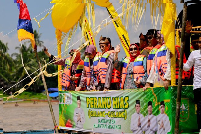 
					Pawai Perahu Hias di Kuansing, Bupati Kasmarni Turut Saksikan Perahu Begandong Bengkalis