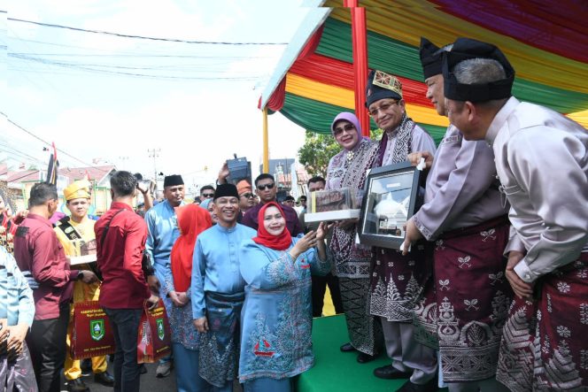 
					Diikuti 1212 Peserta, Kafilah Pawai Ta’aruf Bengkalis Ambil Perhatian Masyarakat di Kuansing