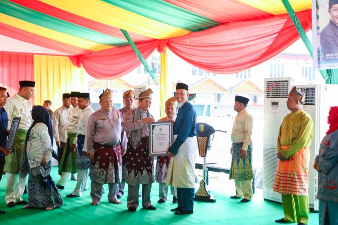 
					MTQ Provinsi Riau ke-44, Wako Dumai Terima Penghargaan dari Menteri Agama RI